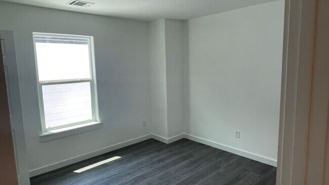 Building Photo - ?Find Your Perfect Match – Stylish 3-Bed Home ?