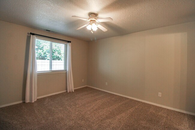 Building Photo - 3882 Lone Oak Rd SE