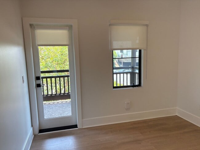 Building Photo - Luxury 3+3 Townhome in prestigious Crescen...