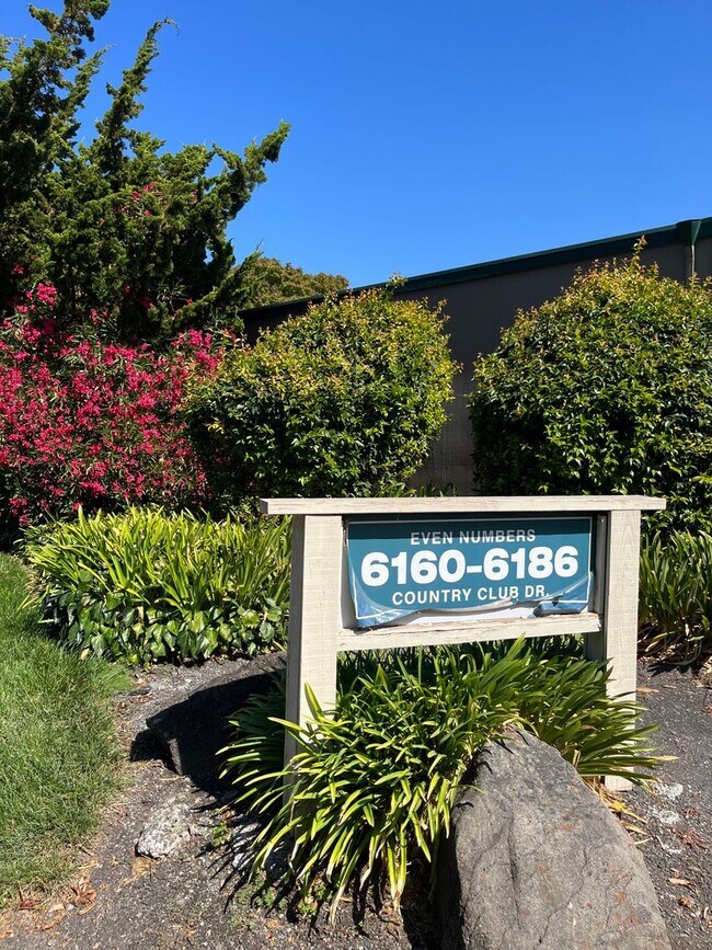 Building Photo - PURE Property Management Presents: Inviting single story two-bedroom condo in Rohnert Park!