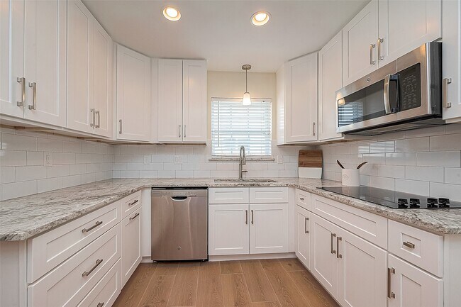 Building Photo - 10306 Bob White Dr