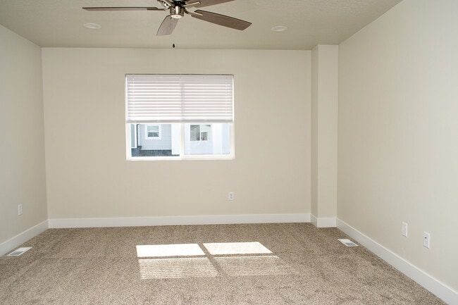 Building Photo - 396 N 100 W