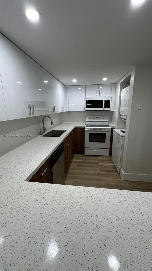 Building Photo - 10000 NW 80th Ct