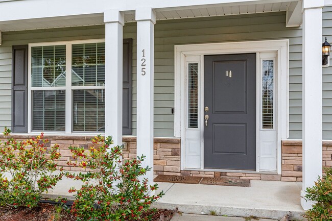 Building Photo - Beautiful 3 Bedroom Home with Hot Tub