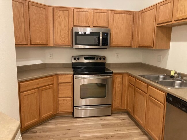 Building Photo - 2450 Windrow Dr