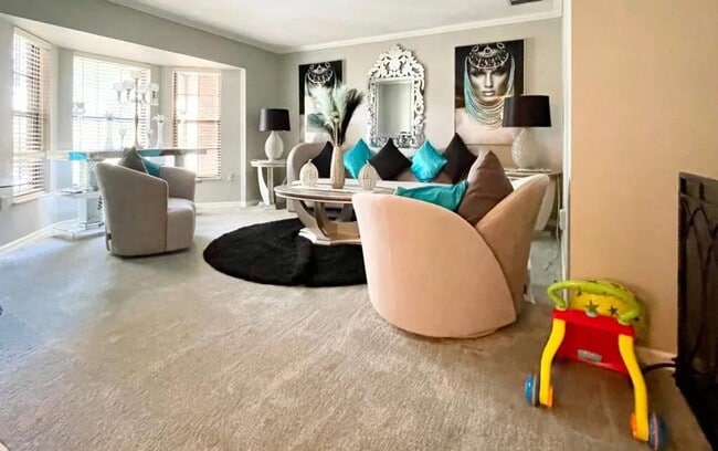 Building Photo - 1102 Sugartree Dr S