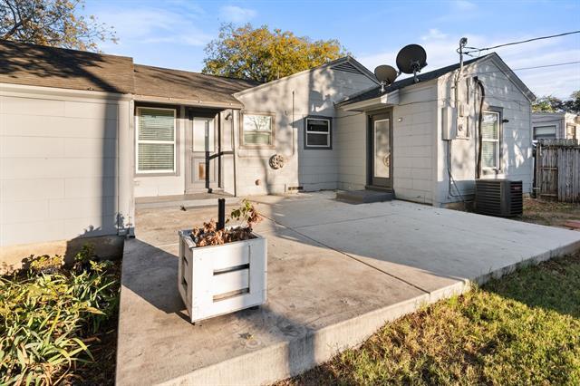 Building Photo - 3800 Desert Ridge Dr