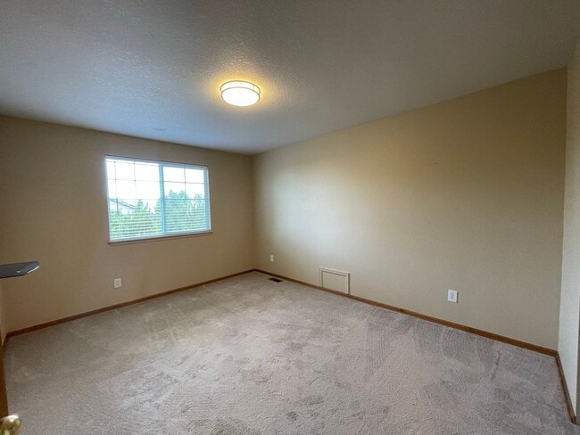 Building Photo - Beautiful two-story home located in Erie!