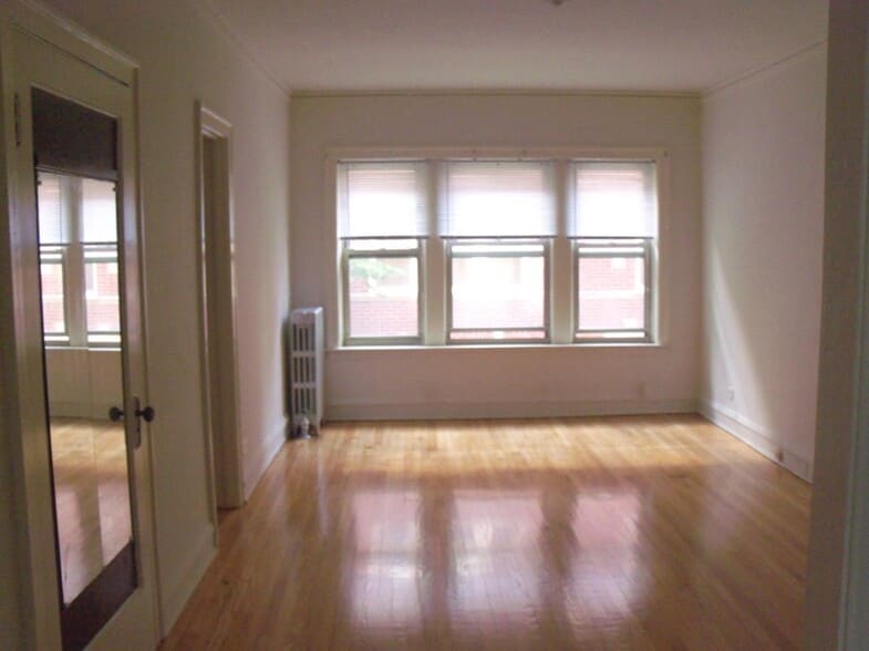 Building Photo - 1771 W Granville Ave
