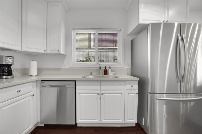 Building Photo - 2718 W Grand Ave