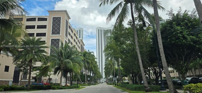 Building Photo - 400 Kings Point Dr