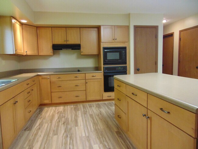 Building Photo - Amazing 3 Bed 2 Bath Country Home With Fab...