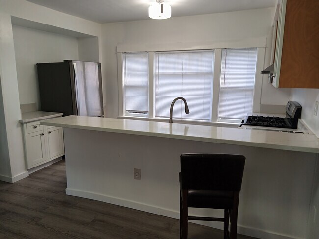 Building Photo - 850 Daisy Ave