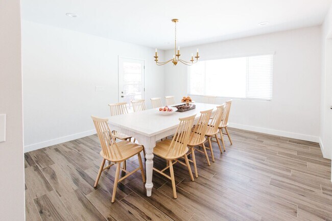 Building Photo - Stunning Remodel near Old Town!