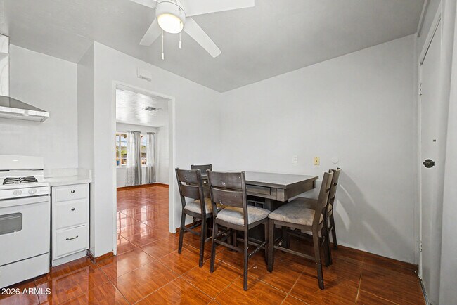 Building Photo - 1823 E Sunland Ave