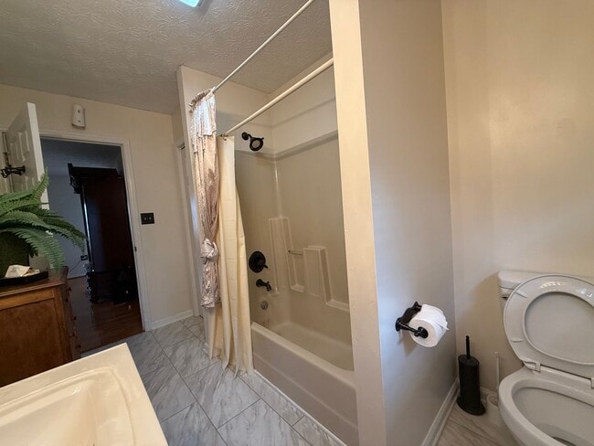 Building Photo - 3 Bedroom 2 Bathroom Fully Furnished Home ...