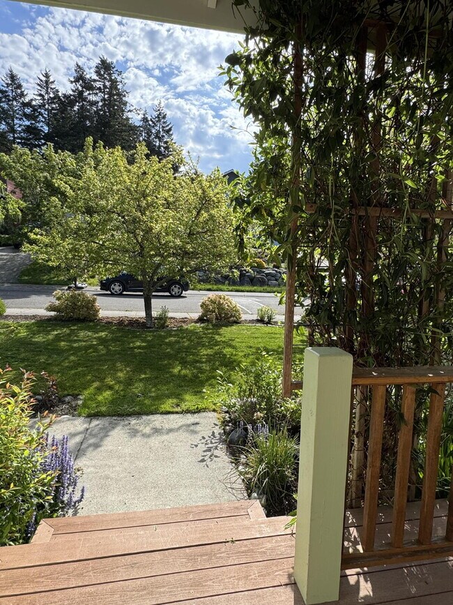 Building Photo - Single-family 3-bedroom home in a desirable neighborhood in town!