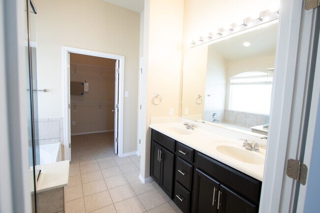 Building Photo - TWO WEEKS FREE RENT!!!  Welcome to this charming 3-bedroom, 2-bathroom home located in the vibran...