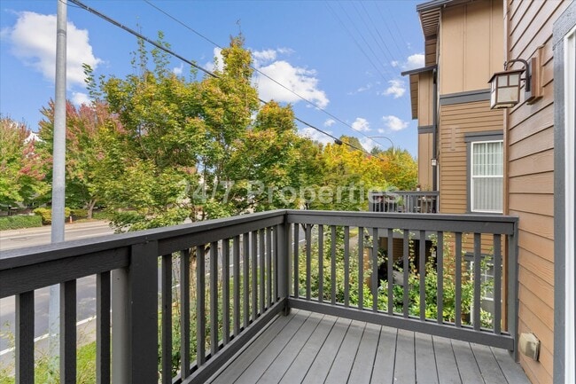 Building Photo - *MOVE-IN SPECIAL!* 3 BD I 2.5 BA Beaverton Townhome