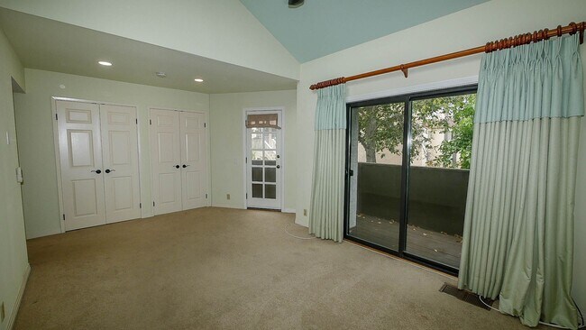 Building Photo - Stylish Sea Colony 3-Level Townhome!