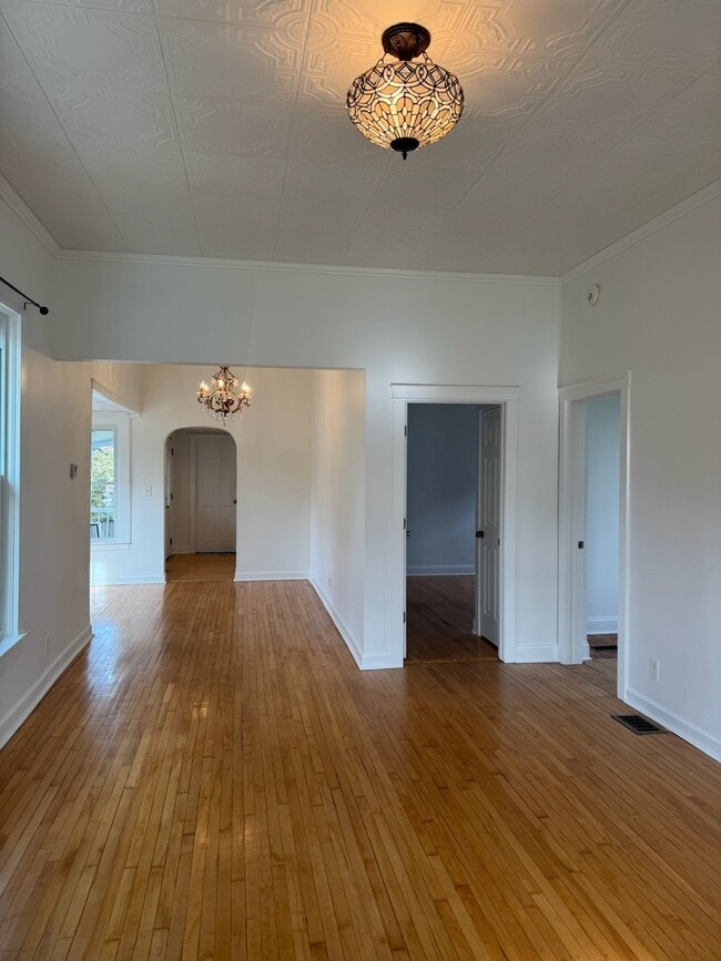 Building Photo - 207 E Custer St