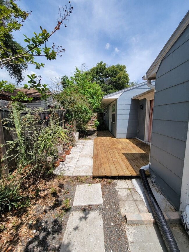 Building Photo - 2 BEDROOM 1 BATH HOME