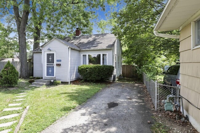 Building Photo - 2940 Hiawatha St