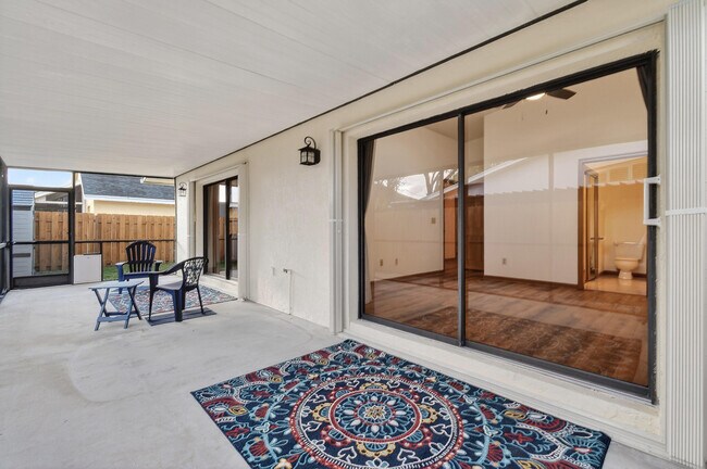 Building Photo - 6016 Pompano St