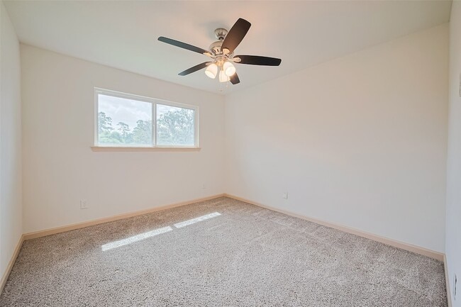 Building Photo - 982 W Donovan St