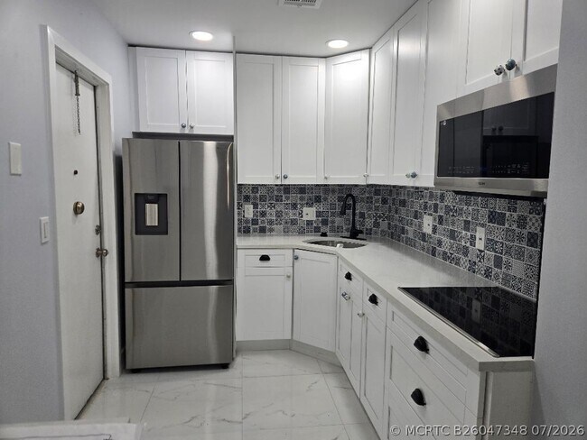 Building Photo - 649 W Oakland Park Blvd