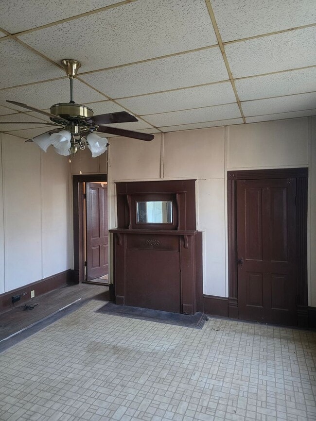 Building Photo - Charming and affordable