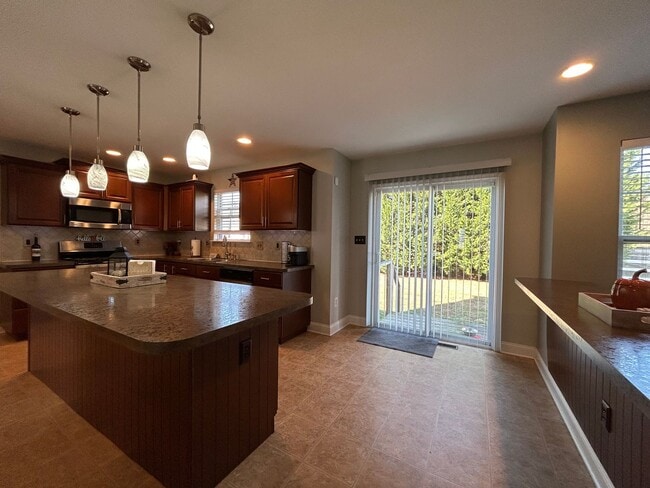 Building Photo - 84 Laks Ct