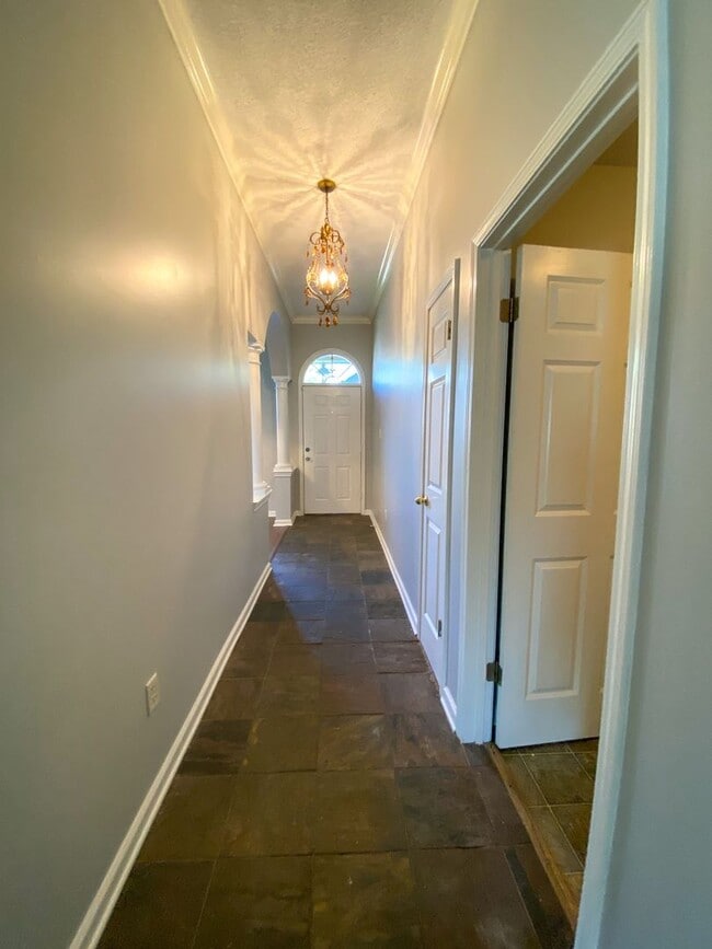 Building Photo - 3 bed, 2 bath in a gated community by Shel...