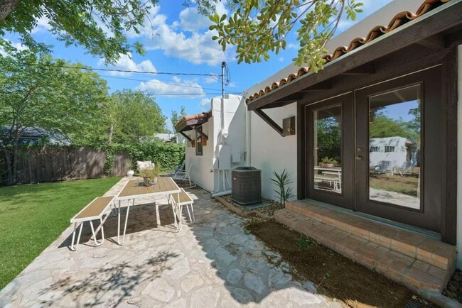 Building Photo - 409 W Water St