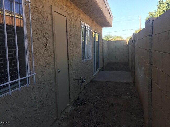 Building Photo - 2847 N 46th Ave