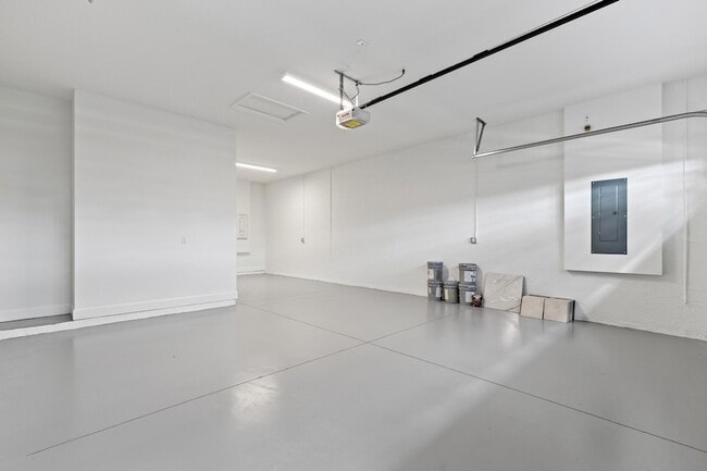 Building Photo - 15054 Wildwood Cir