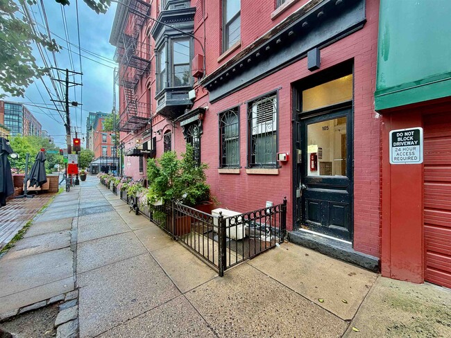 Building Photo - 105 11th St