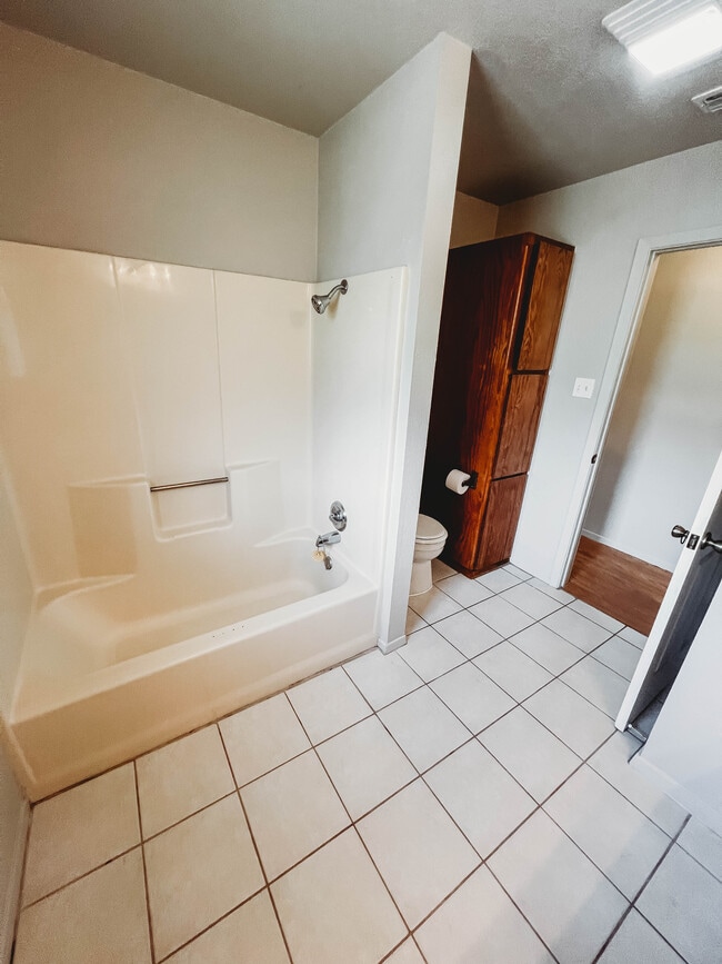 Building Photo - 505 W Bluebonnet Dr