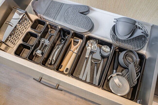 Building Photo - 1600 S Washington St