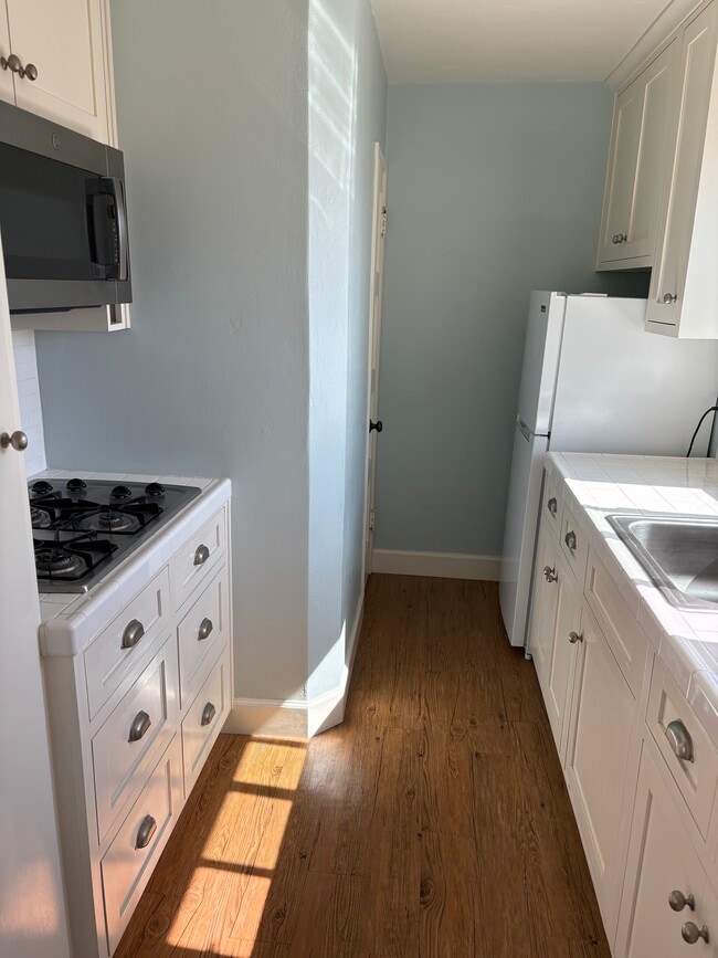 Kitchen - 3361 Strandway