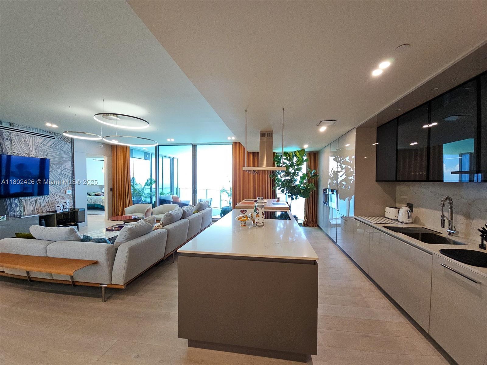 Building Photo - 15701 Collins Ave