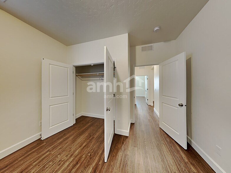 Building Photo - 332 E Sicily Dr