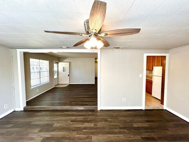 Building Photo - *COMING SOON* Cozy & Convenient – 3 Bedroom Home Near Shopping & Highways!