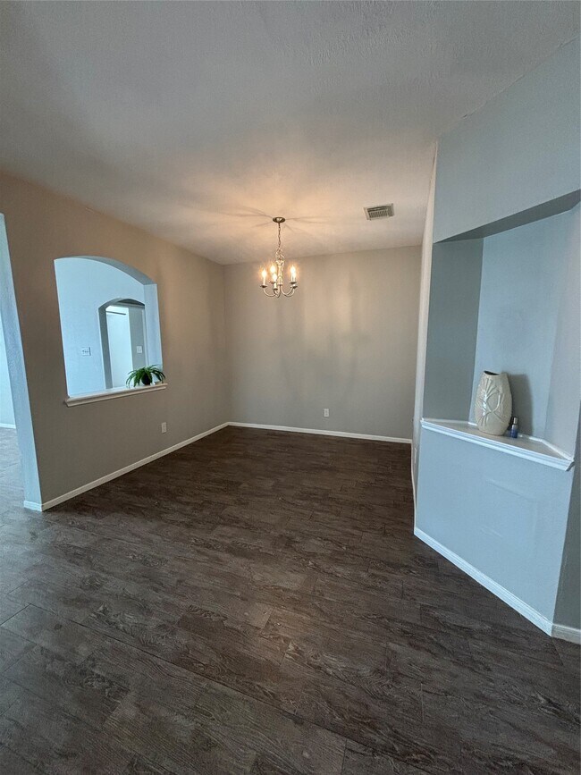 Building Photo - 1702 Oak Ridge Dr