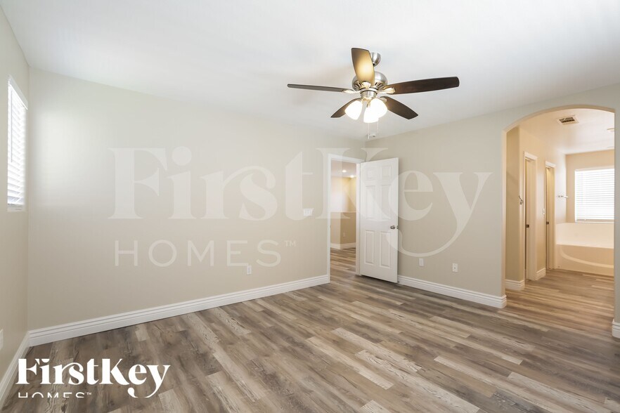 Building Photo - 5681 Woods Crossing St