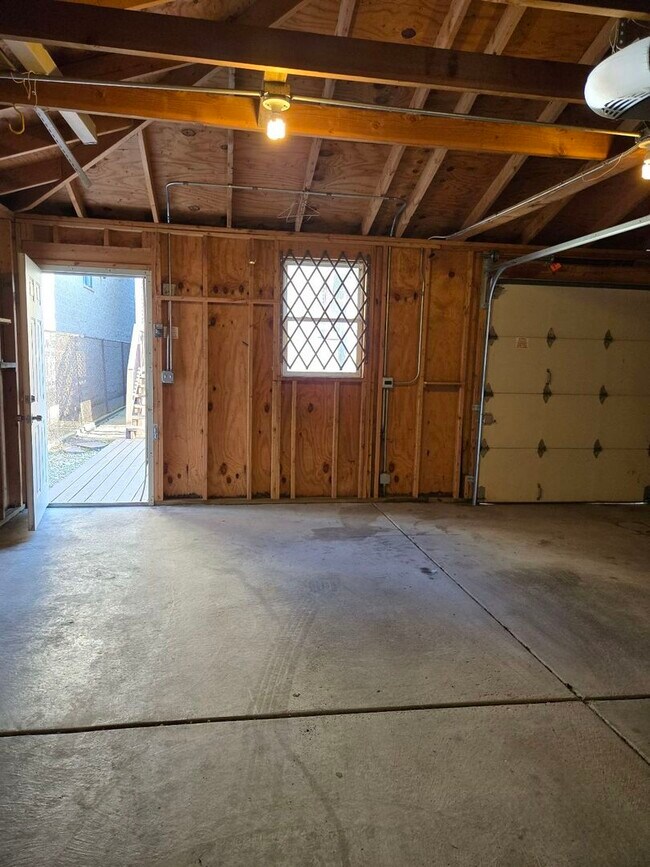 Building Photo - 530 E 45th St
