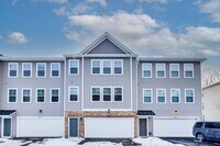 Building Photo - 3 Bedroom End Unit Townhouses in Franklin Regional School District