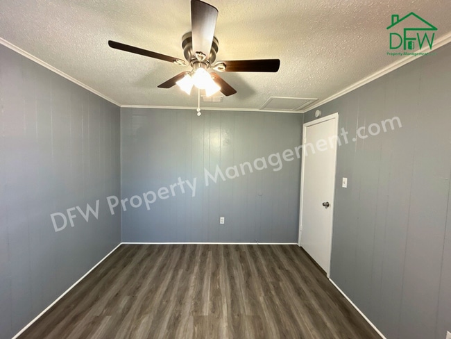 Building Photo - Charming 2-Bedroom Upstairs Apartment in Irving – Convenient Location, Fenced Yard, and More!