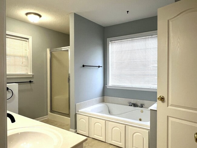 Building Photo - Absolutely Adorable Home Near Lake Joy Elementary