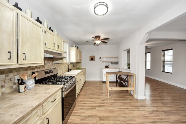 Building Photo - 215 St Charles Dr